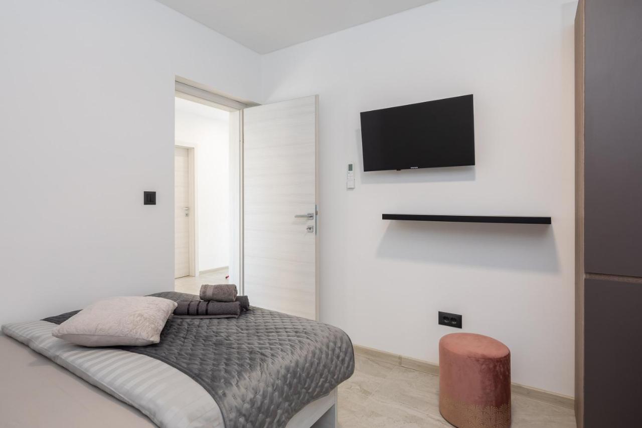 Luxury Apartment Lorena - Private Heated Pool - Jesenice  Bagian luar foto