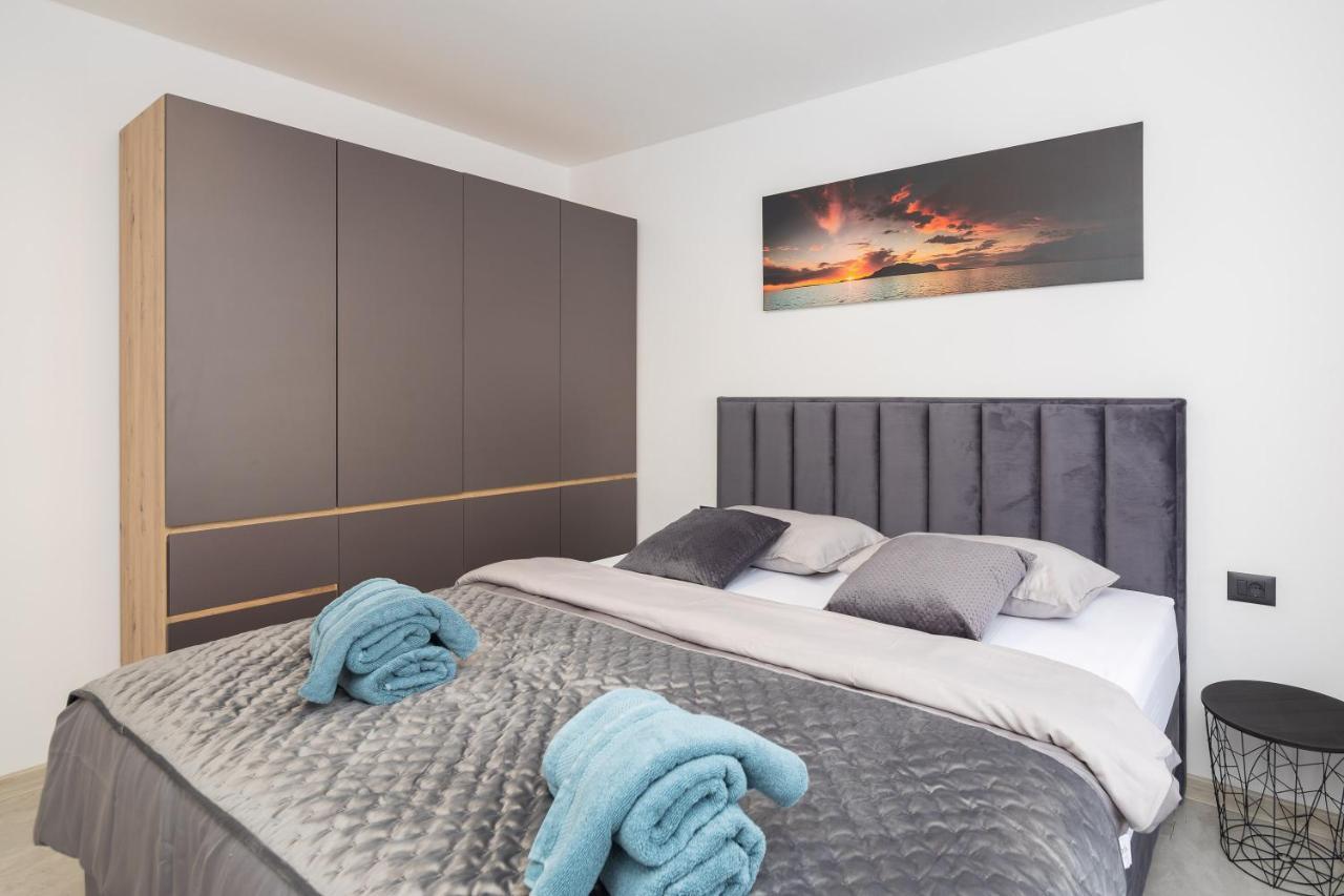 Luxury Apartment Lorena - Private Heated Pool - Jesenice  Bagian luar foto