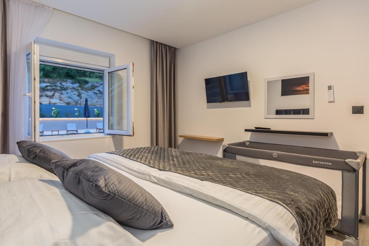 Luxury Apartment Lorena - Private Heated Pool - Jesenice  Bagian luar foto