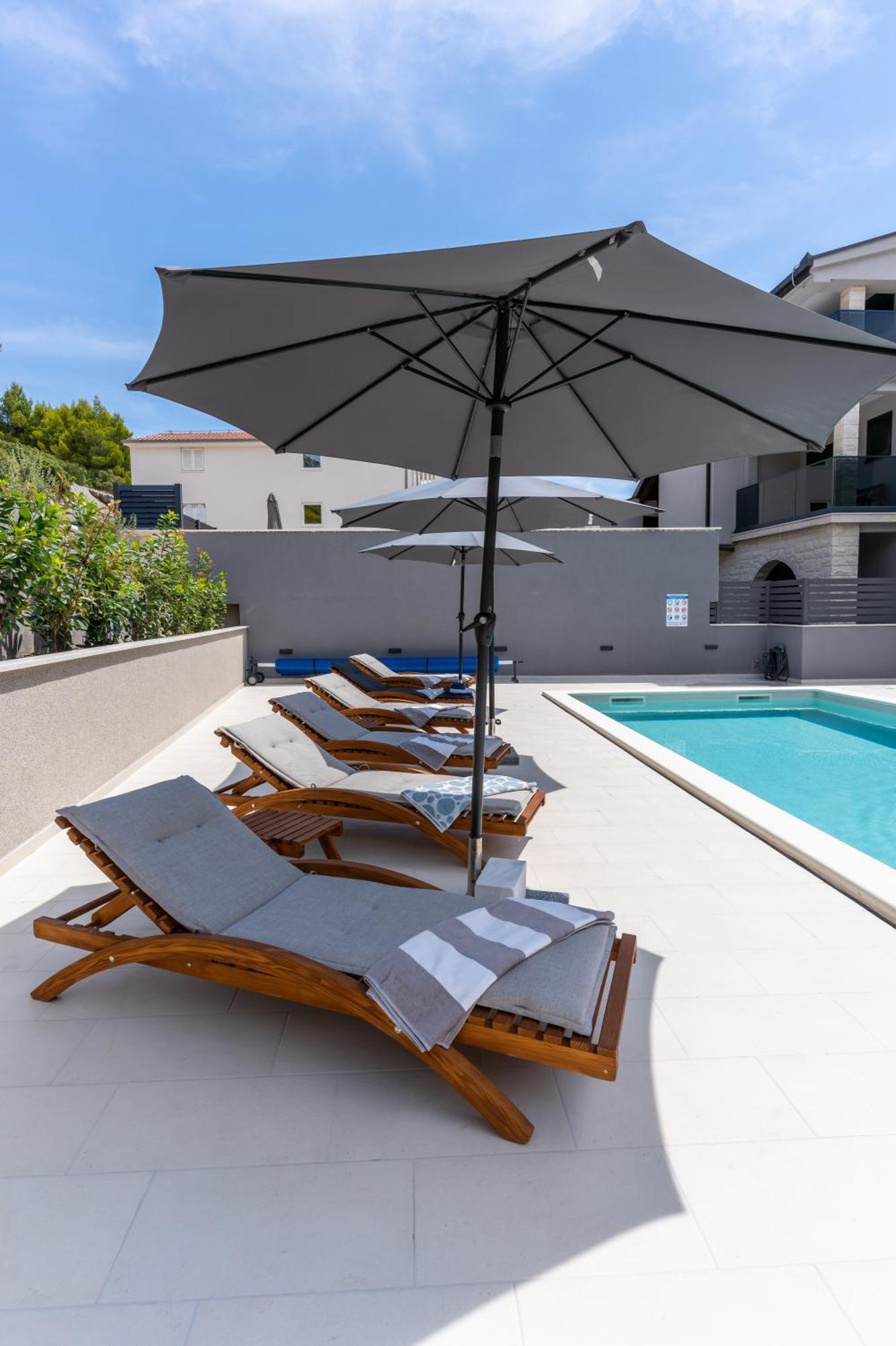 Luxury Apartment Lorena - Private Heated Pool - Jesenice  Bagian luar foto
